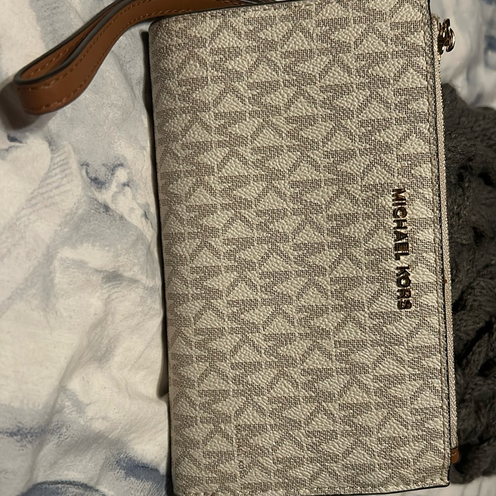 Michael Kors Phone Wallet w/wrist strap